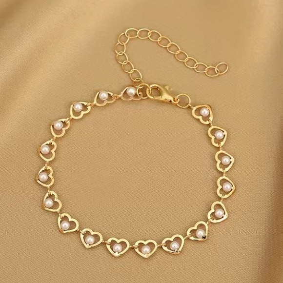 Jewelry - Dainty Pearl Heart Gold Toned Bracelet